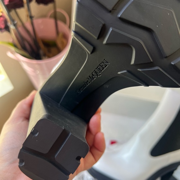 LAST PRICE ❤️ALEXANDER MCQUEEN tread heeled Chelsea boot in ivory/black - Picture 9 of 13